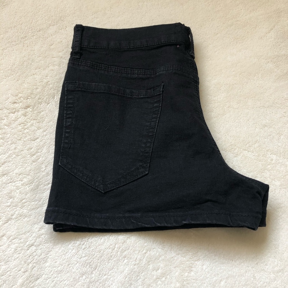 Shorts - Picture 2 of 5